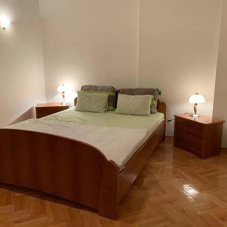 Viki Apartment-main Square
